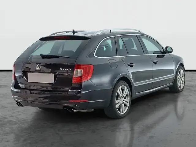 Skoda Superb 2011 photo 4