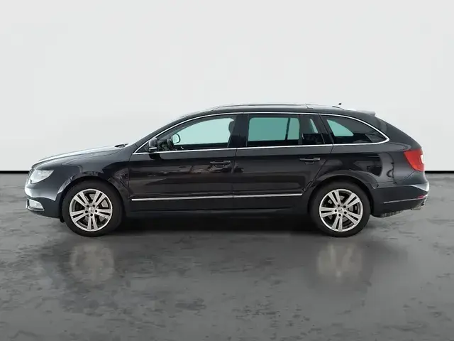 Skoda Superb 2011 photo 2