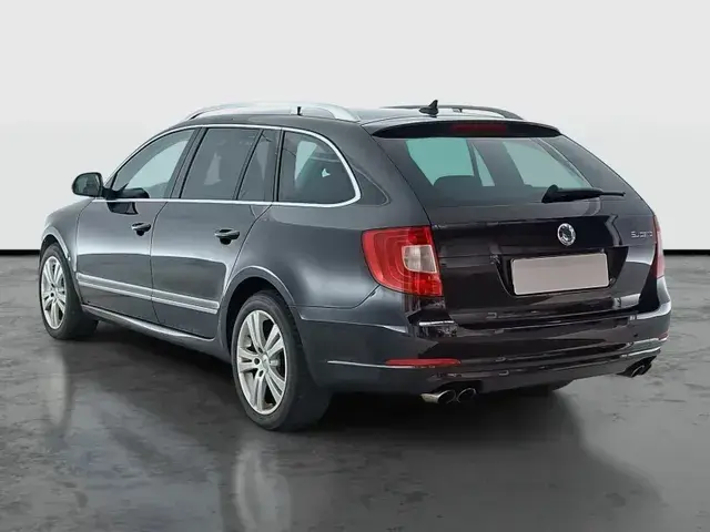 Skoda Superb 2011 photo 3