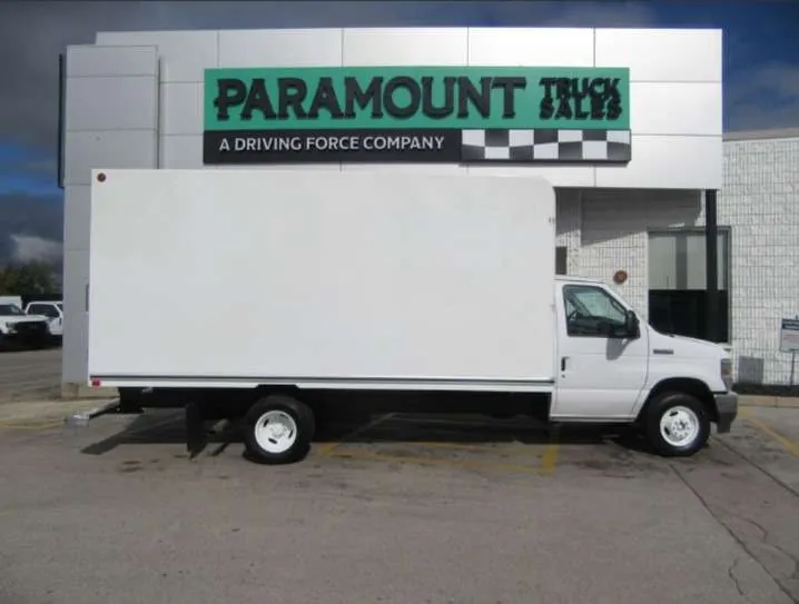 Ford E-450 Super Duty 2025 photo 2