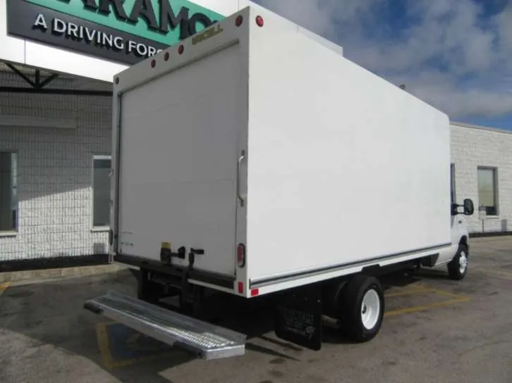 Ford E-450 Super Duty 2025 photo 3