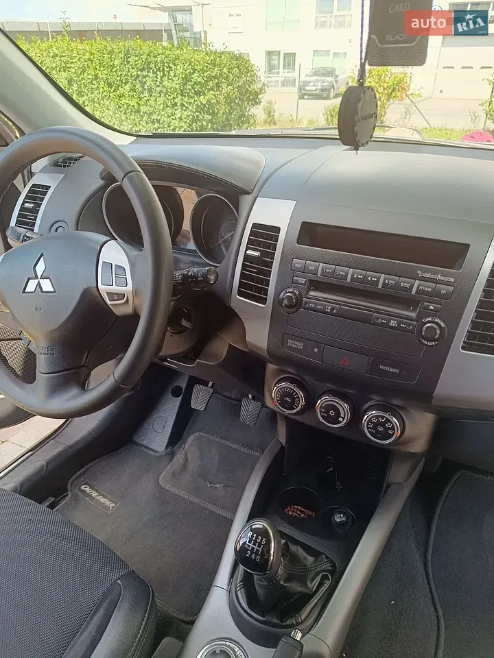 Mitsubishi Outlander 2009 photo 2