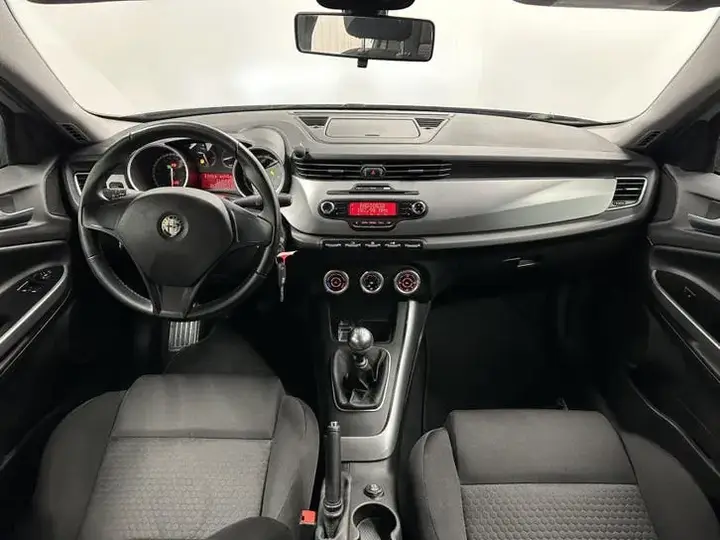 Alfa Romeo Giulietta 2013 photo 2