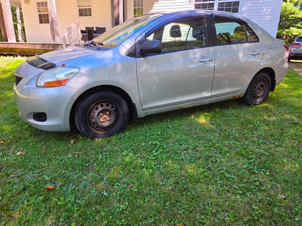 Toyota Yaris 2011 photo 2