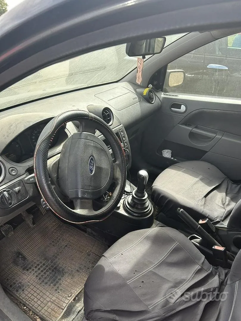 Ford Fiesta 2003 photo 2