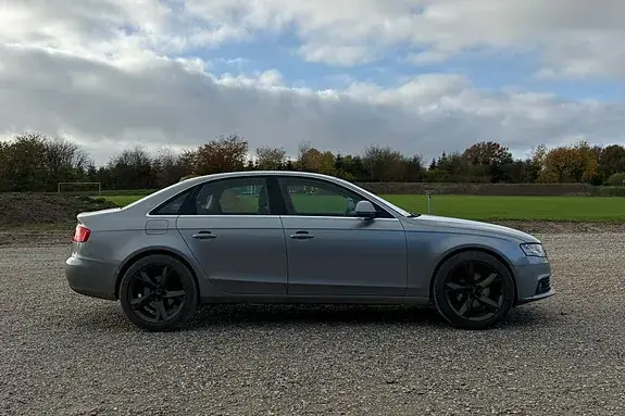 Audi A4 2009 photo 2