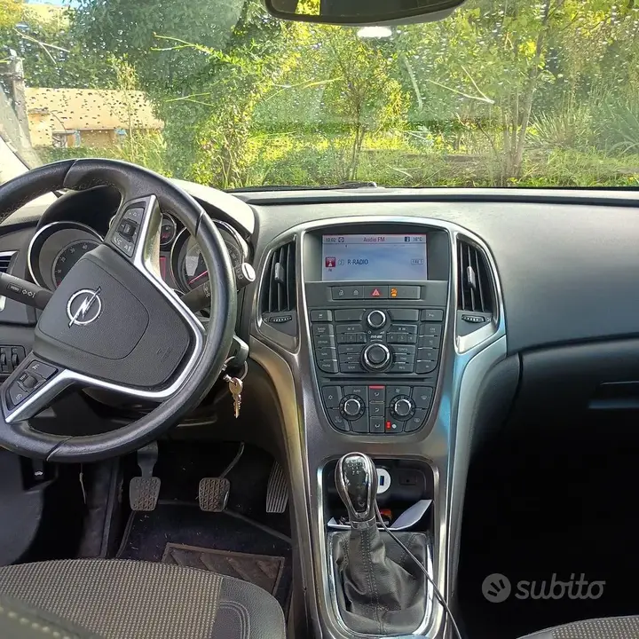 Opel Astra 2011 photo 4
