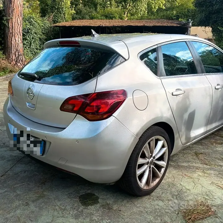 Opel Astra 2011 photo 2