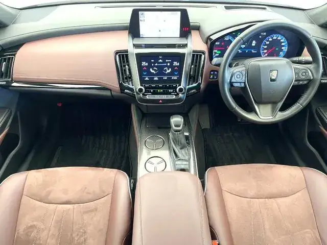 Toyota Crown 2018 photo 2
