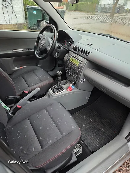 Mazda 2 2003 photo 3