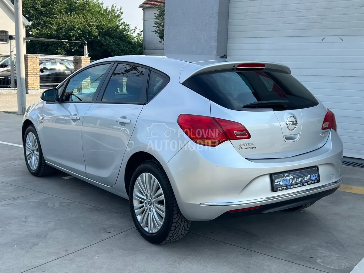 Opel Astra J 2014 photo 4