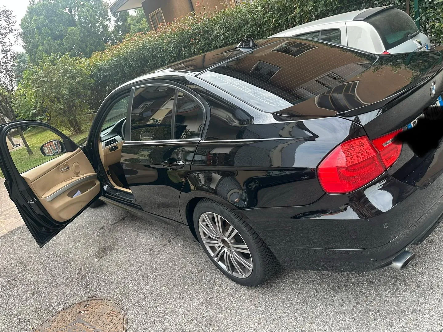 BMW 3 Series 2010 photo 2