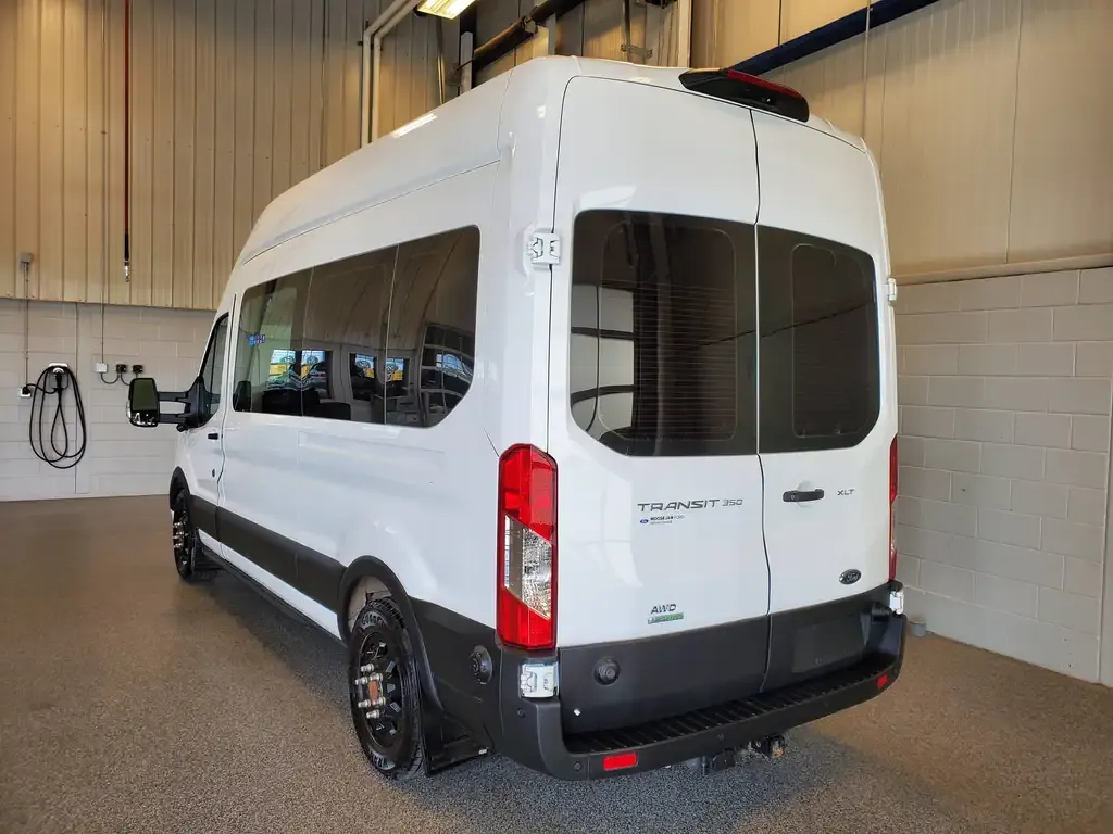 Ford Transit Passenger Wagon 2023 photo 3