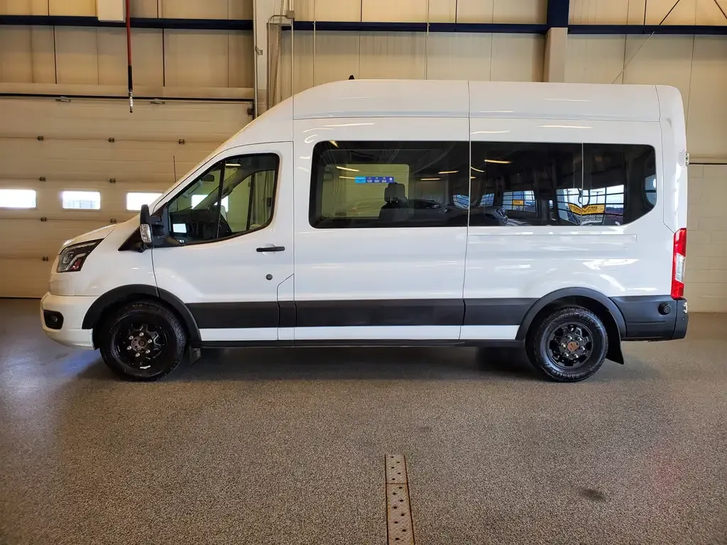 Ford Transit Passenger Wagon 2023 photo 2