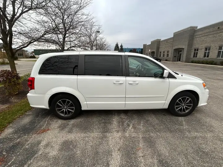 Dodge Grand Caravan 2017 photo 2