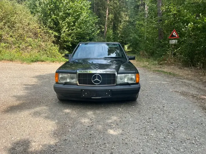 Mercedes-Benz 190 1987 photo 2
