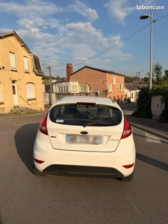 Ford Fiesta 2010 photo 2