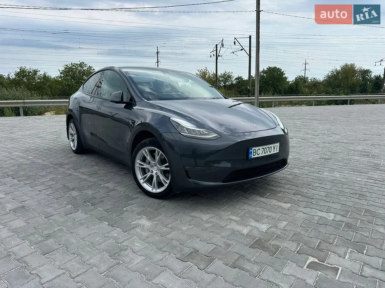 Tesla Model Y 2023 photo 2