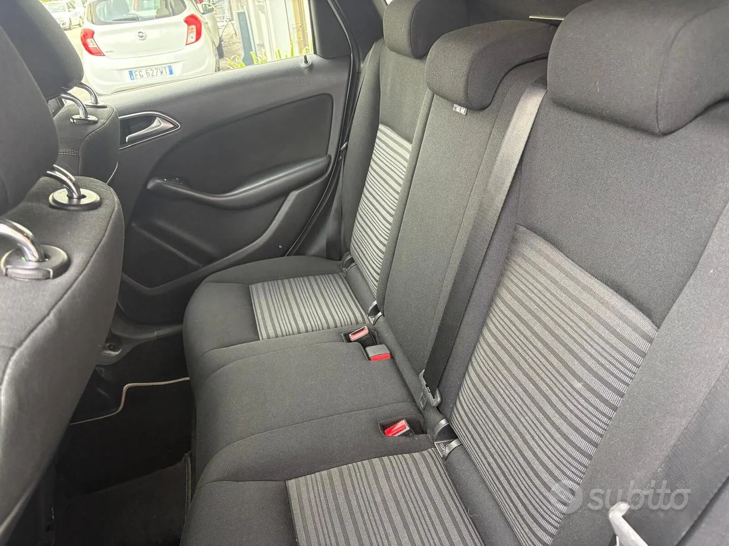 Mercedes-Benz B 180 2012 photo 2