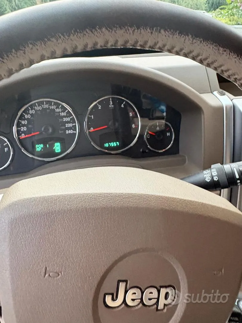 Jeep Cherokee 2010 photo 3