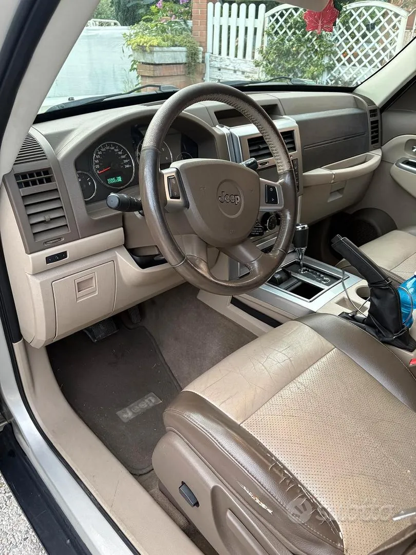 Jeep Cherokee 2010 photo 2
