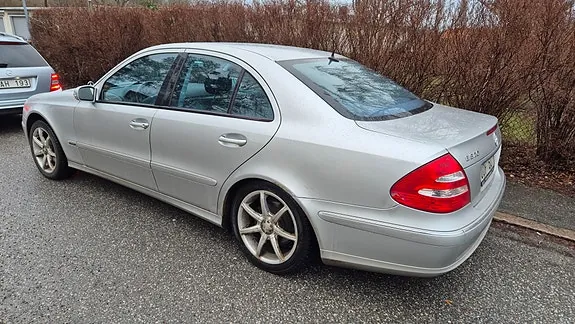Mercedes-Benz E320 2004 photo 2