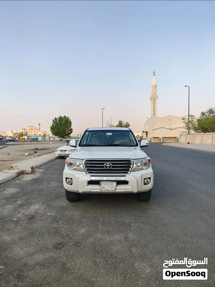 Toyota Land Cruiser 2013 photo 2