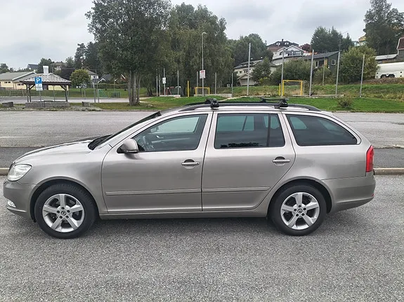 Skoda Octavia 2011 photo 2