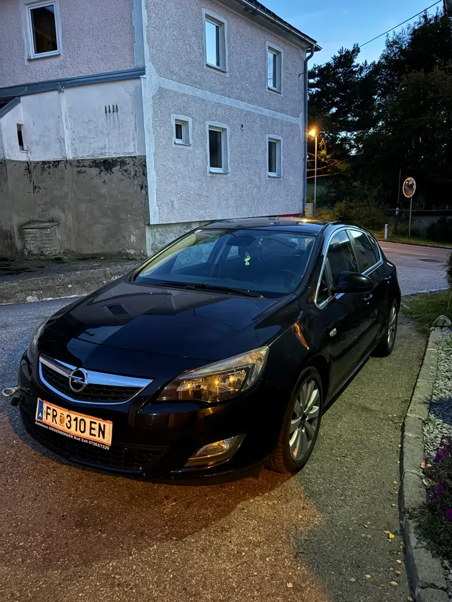 Opel Astra 2010 photo 2