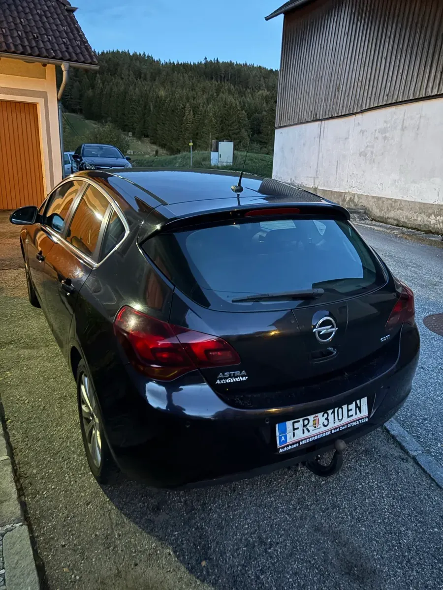Opel Astra 2010 photo 3
