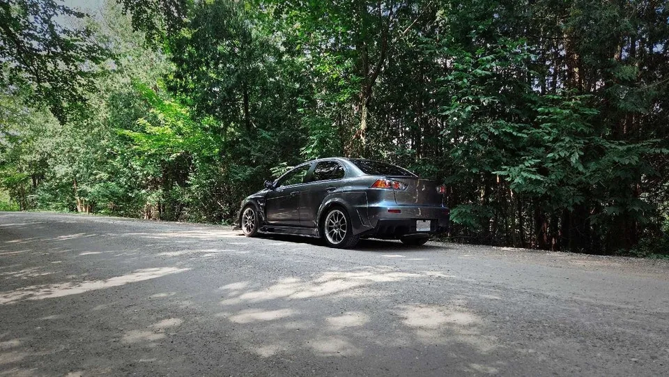 Mitsubishi Lancer Evolution 2010 photo 2
