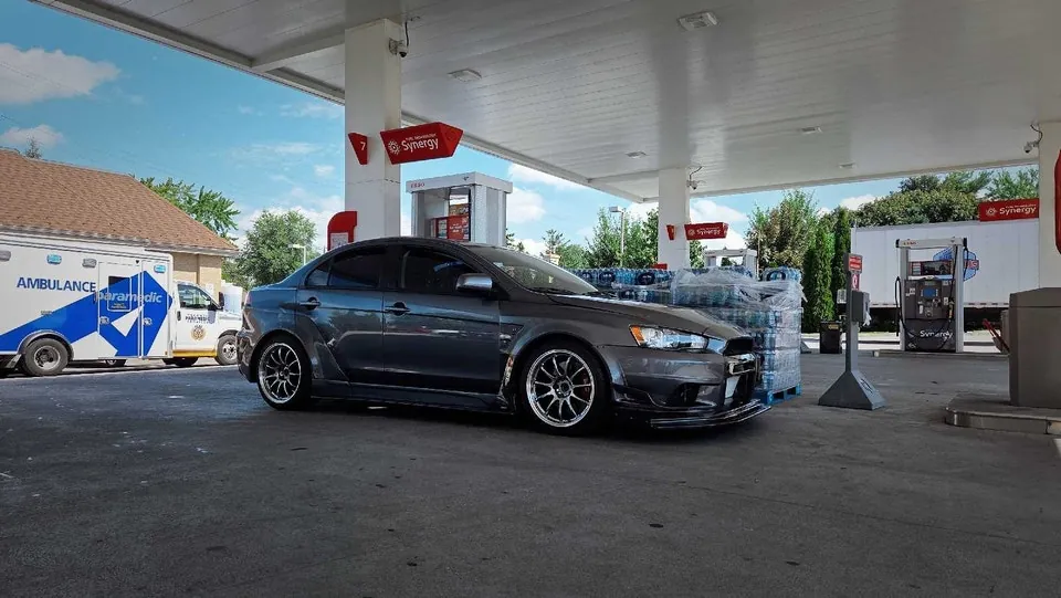 Mitsubishi Lancer Evolution 2010 photo 3