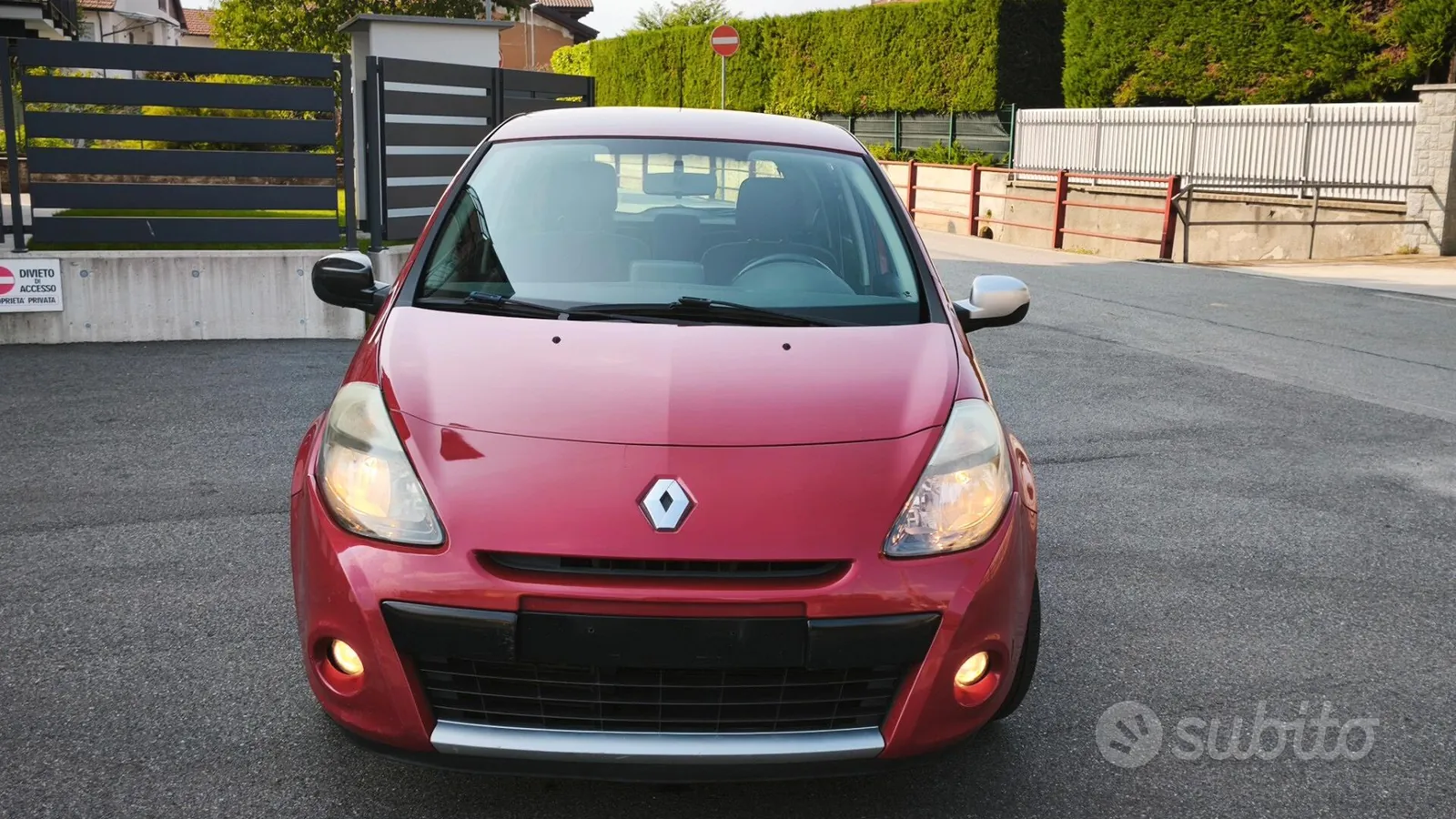 Renault Clio 2010 photo 2