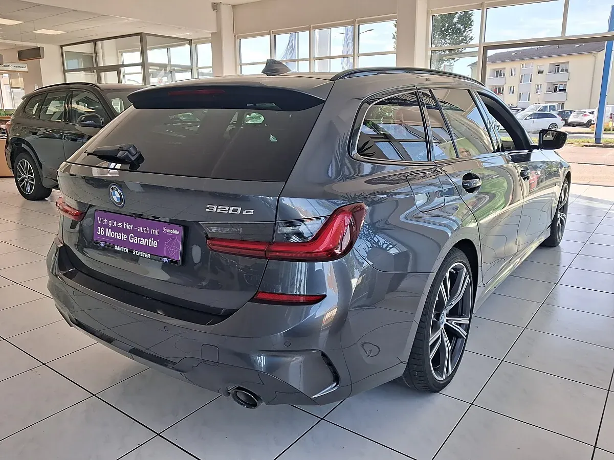BMW 3 Series 2022 photo 2