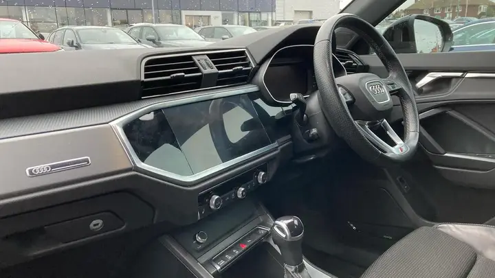 Audi Q3 2023 photo 2