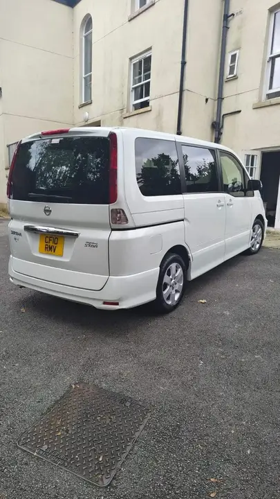 Nissan Serena 2010 photo 5