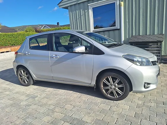 Toyota Yaris 2012 photo 2