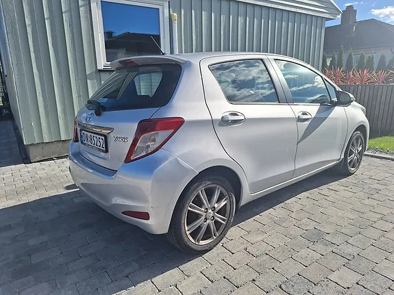 Toyota Yaris 2012 photo 4