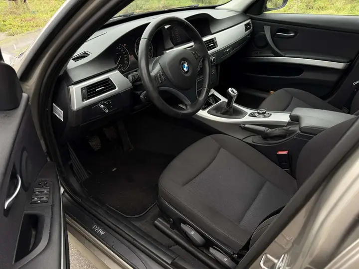 BMW 318I 2009 photo 5