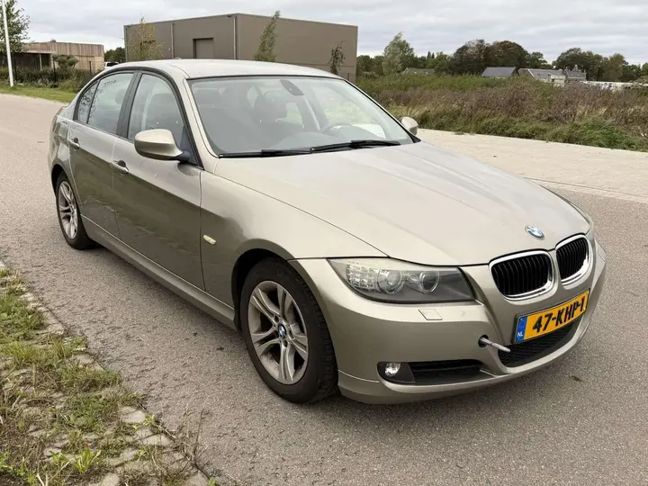 BMW 318I 2009 photo 2