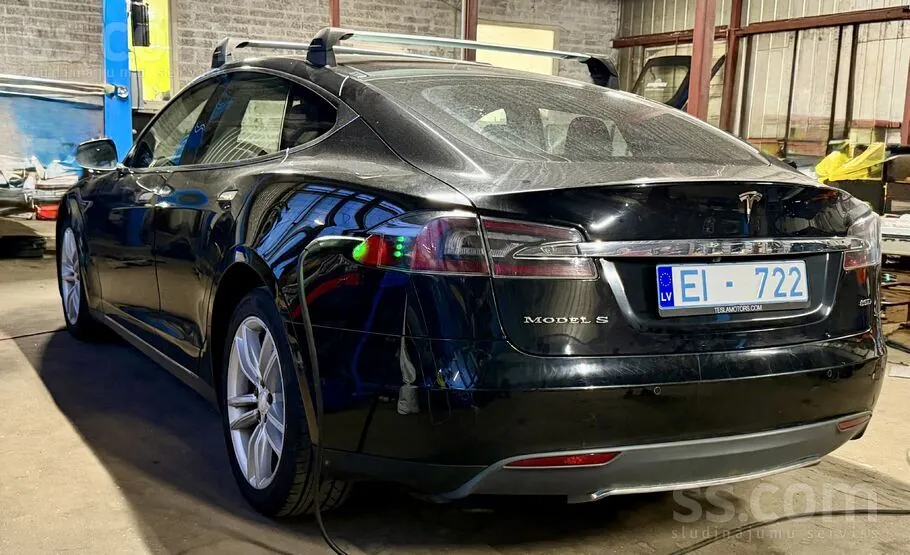 Tesla Model S 2015 photo 2