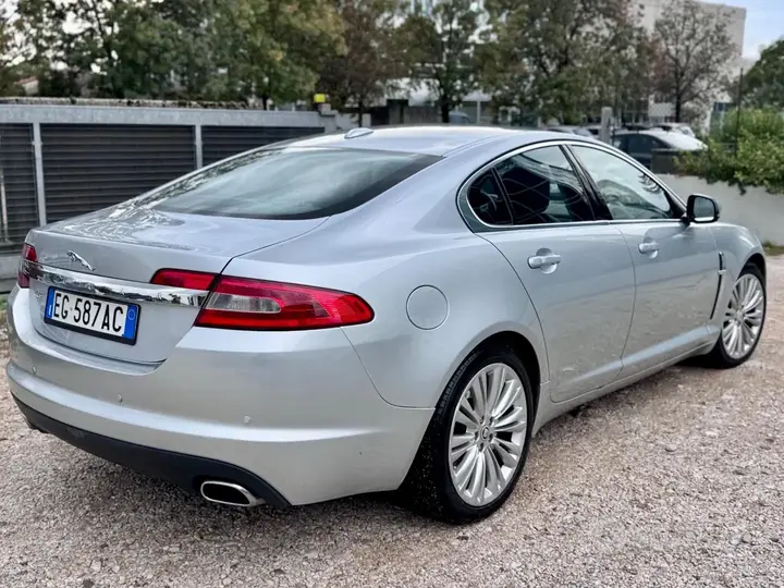 Jaguar Xf 2010 photo 3