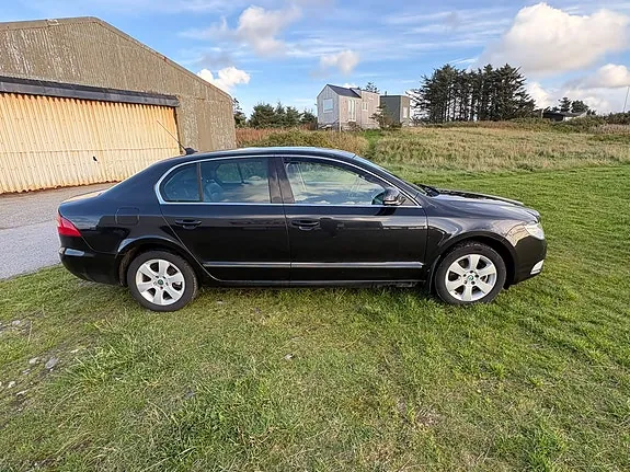 Skoda Superb 2009 photo 4