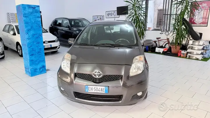 Toyota Yaris 2011 photo 2