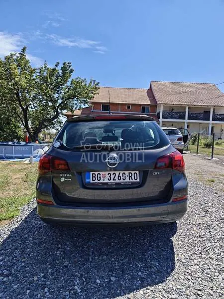 Opel Astra J 2011 photo 4