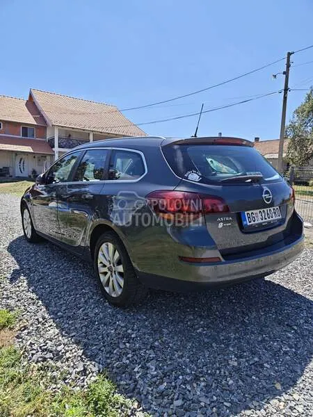 Opel Astra J 2011 photo 3