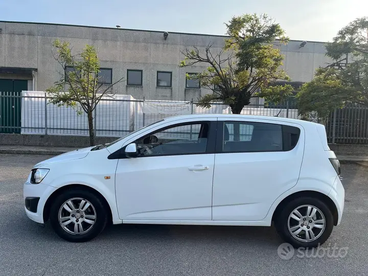Chevrolet Aveo 2012 photo 4