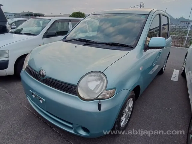 Toyota Sienta X 2004 photo 2