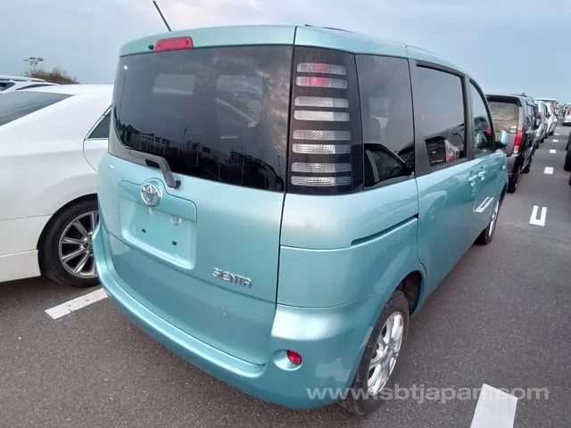 Toyota Sienta X 2004 photo 4