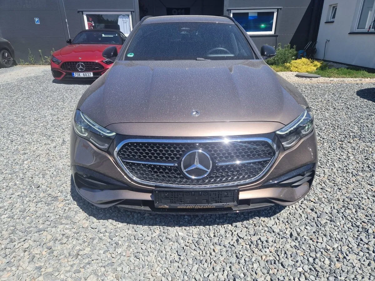 Mercedes-Benz E300 2025 photo 3